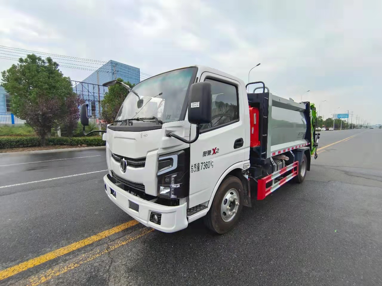 <b>飞碟奥驰5方可下地下室压缩垃圾车</b>