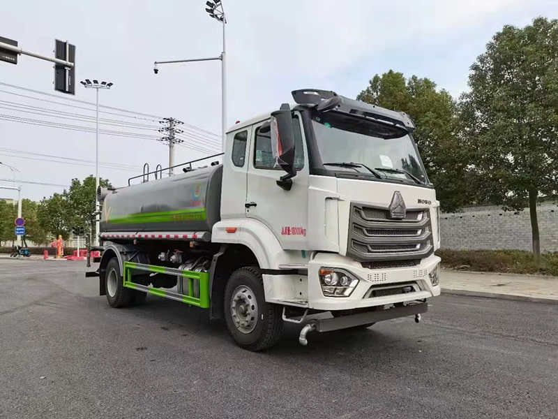 重汽豪沃14方洒水车